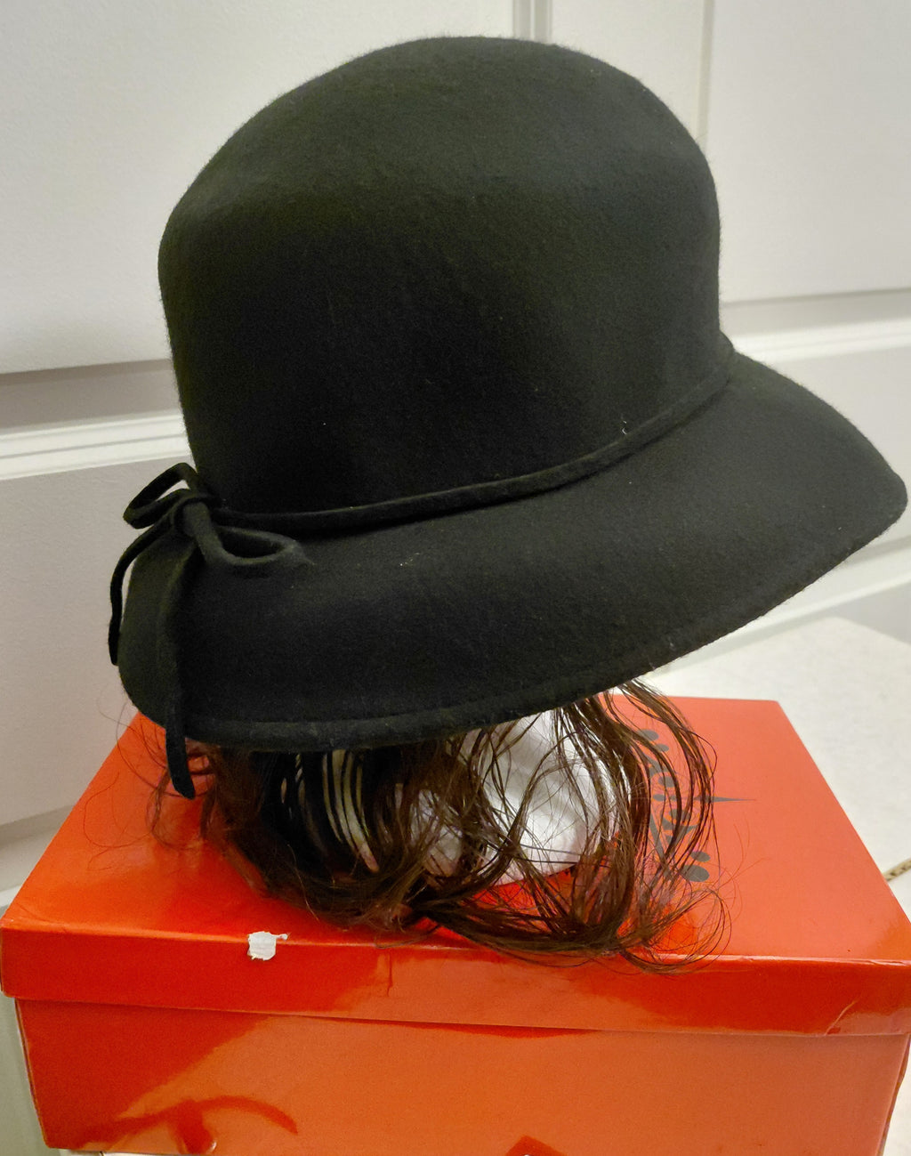 Womens Dress hat with short dark brown Hair